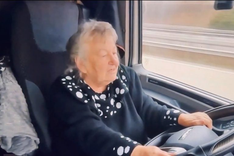 Baka Rosa ima 76 godina i profesionalni je vozač kamiona