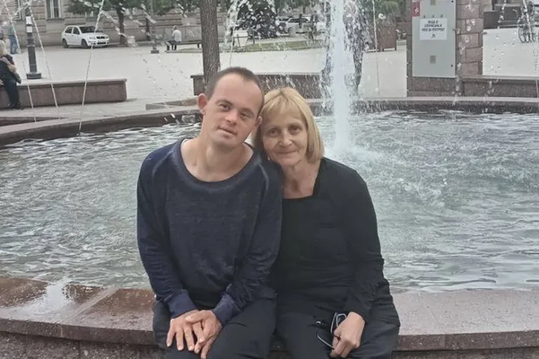Majka ga ostavila, brat i sestra ga se stide: Aleksandra odbacili zbog Daunovog sindroma, usvojila ga Ljiljana
