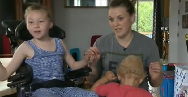 Čudo! Nepokretna i nema devojčica (9) spasila brata od sigurne smrti: Videla kako se davi, pa pronašla način da ga izvuče iz bazena (VIDEO)