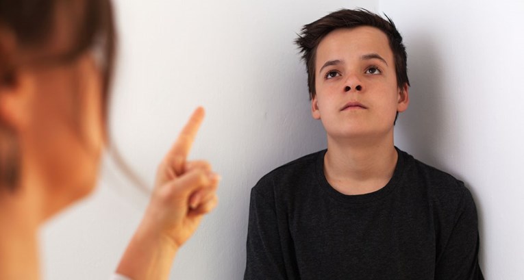 Bogata Mama Saznala Da Joj Sin Ismijava Siromašnu Djecu, SVI Joj Čestitaju Na Kazni!