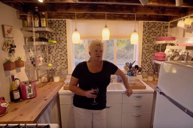 SAMOHRANA MAJKA SAMA SEBI NAPRAVILA KUĆU: Raj od 18,5 kvadrata o kome svi pričaju!