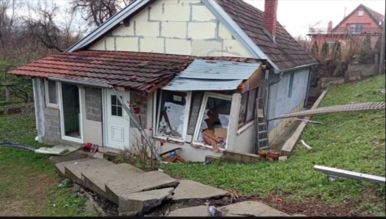 Nesvakidašnja saobraćajna nesreća: Mladić tek položio vozački, pa autom završio na krovu kuće komšiji