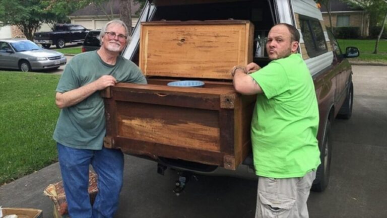 KUPIO JE STARI NAMEŠTAJ ZA MALE PARE: Kada je otvorio skrivenu fioku, nije mogao da veruje! (VIDEO)