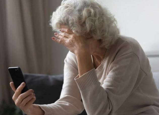 Baka Đina (76) je danima mislila da se DOPISUJE sa Robertom de Nirom: Unuka pronašla poruke, pa otkrila VELIKU PREVARU