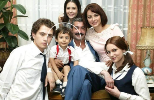 Sjećate li se dječaka Osmana iz popularne turske serije “Kako vrijeme prolazi”? POGLEDAJTE GA DANAS, JASNO JE ŠTO DJEVOJKE LUDE ZA NJIM (FOTO)