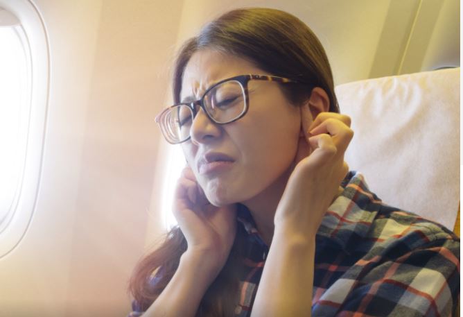 Stjuardesa otkrila TRIKOVE koji vam mogu pomoći da se rešite osećaja “ZAPUŠENIH” UŠIJU TOKOM LETA
