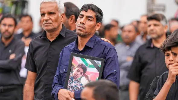 Emotivno u Iranu: Dženaza za 165 učenica stradalih u napadu na osnovnu školu