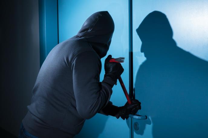 UKRALI MU 72.000 € I UNIŠTILI CELU KUĆU, SLOMILI ČAK I IKONU! Opljačkni Slaviša iz Ivanjice poručio: Ostao sam bez hleba i doma!