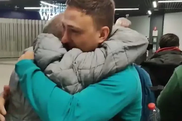 Otac slomljen od emocija grlio sina koji je stigao iz Dubaija: Ovo su prizori koji su rasplakali i najjače