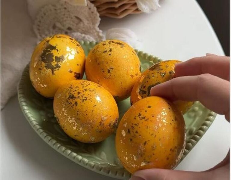 Kako napraviti najlepša ZLATNA JAJA? Prirodan način farbanja koji je zdrav i trik zbog kojeg će vam svi zavideti