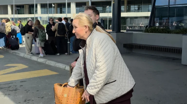 (VIDEO) VESNA ZMIJANAC JEDVA HODA Pjevačicu pridržavaju na aerodromu, ona se šokirala zbog molbe prolaznice i POČELA DA SE KRSTI