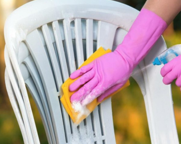 PRLJAVE STOLICE POSTAJU KAO NOVE: Jednostavan trik za bele plastične stolice koji svi hvale!