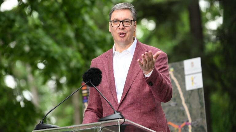 Vučić demantovao da su njegov brat i otac omogućili da Pojas Presvete Bogorodice stigne u Srbiju i da je država platila milion eura